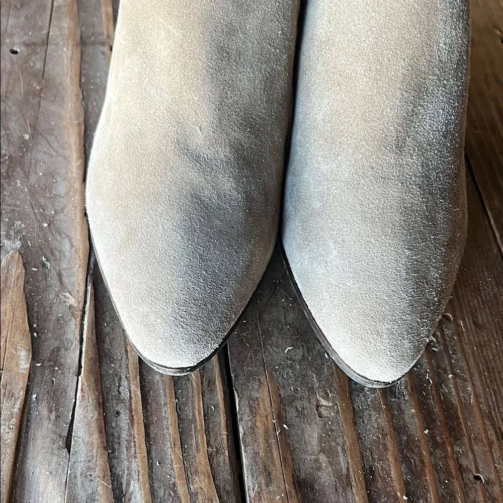 Like NEW! Aquatalia Beige Suede Chelsea boots women size 9 - Picture 3 of 7